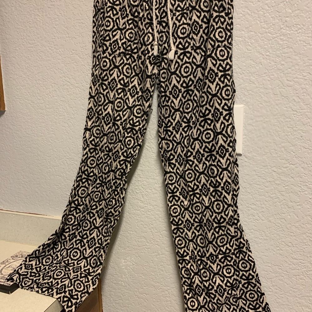 Kiss & Cry ~ Elastic, Drawstring Waist ~ Print Pants~ Size Medium